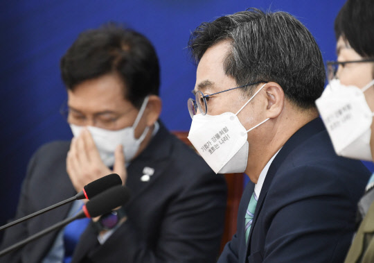 지난 11월3일 김동연(가운데) 전 경제부총리가 서울 여의도 국회에서 송영길 더불어민주당 대표를 예방, 인사말을 하고 있다. 김 전 부총리는 지난 9월 무소속으로 제20대 대선 출마를 선언한 뒤 '새로운 물결(가칭)' 창당준비위원회를 발족한 뒤 창당 준비 작업 중이다.국회사진기자단·연합뉴스
